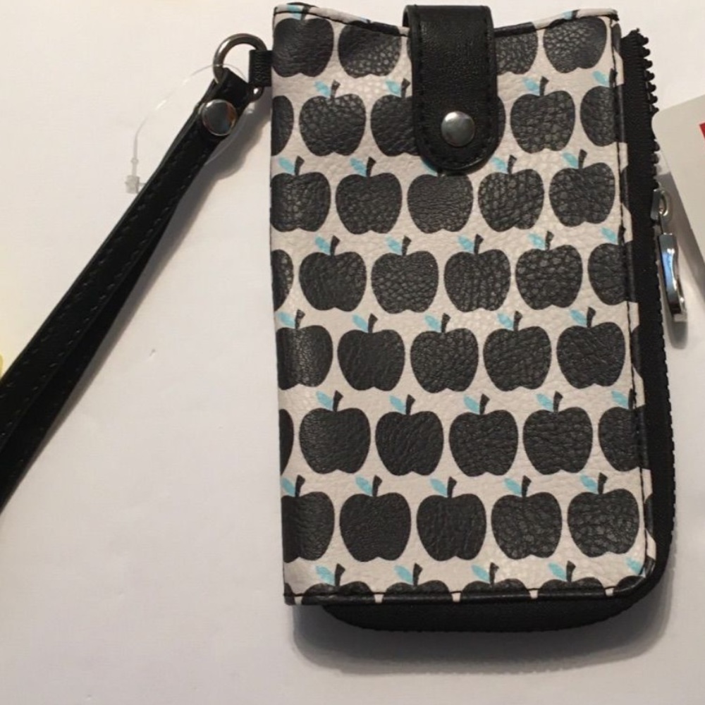 🆓 Relic phone wristlet with Apple print